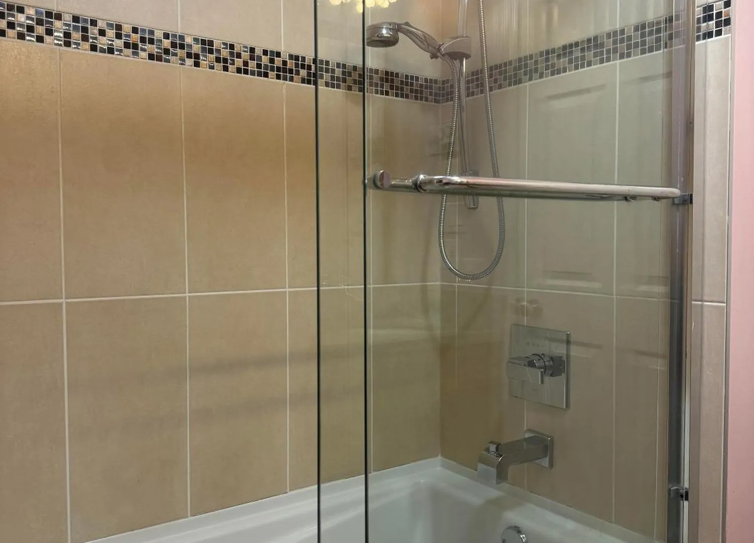Comfortable Guest Home Near Downtown Vancouver & Sights & Stores Canada